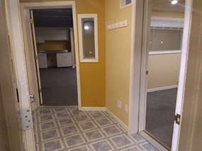 The suite's 9x5 foyer. Click for a larger version.